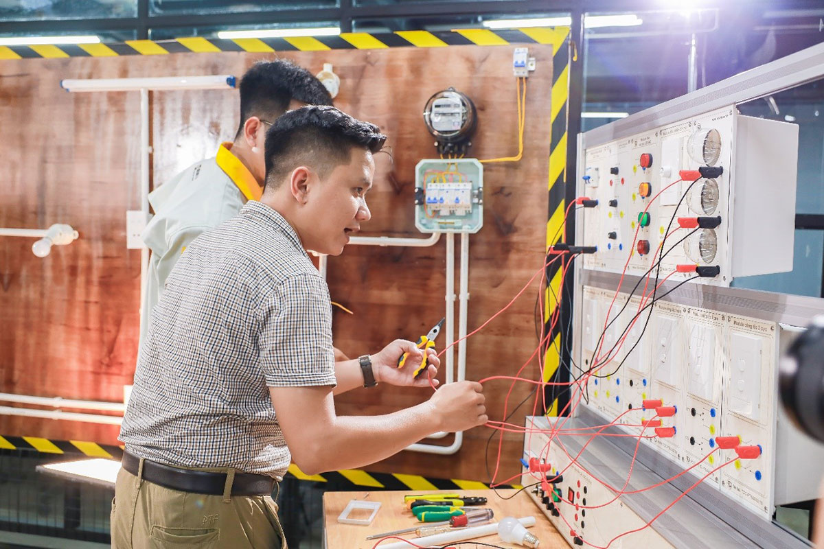 giảng viên hướng dẫn nối điện