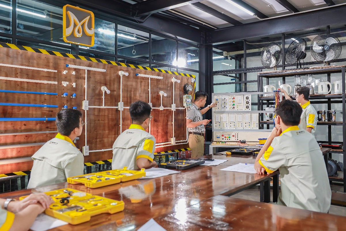 giảng viên hướng dẫn sử dụng điện