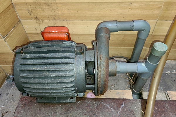 máy bơm nước không lên nước