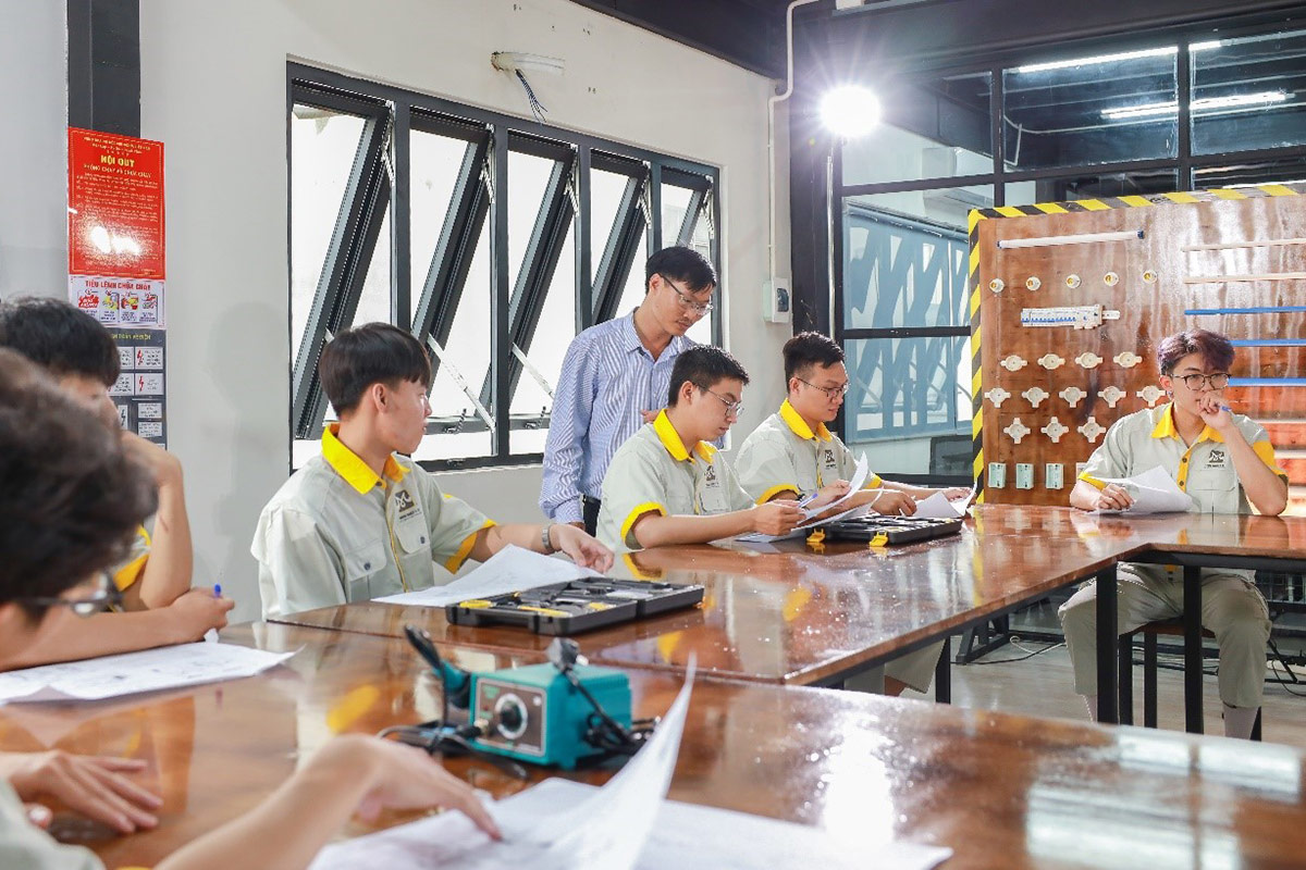 buổi học điều hòa không khí ô tô tự động