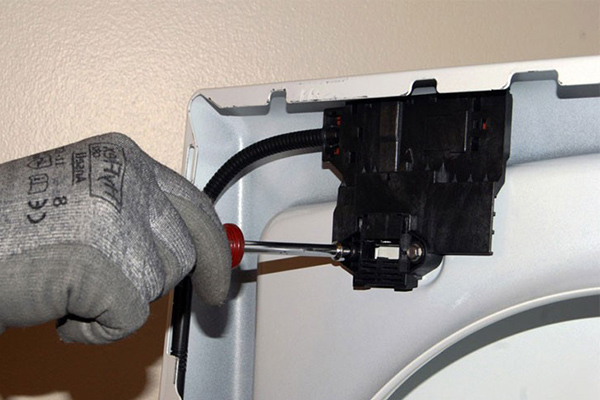 dây kết nối từ công tắc của đến bo mạch chủ bị hỏng