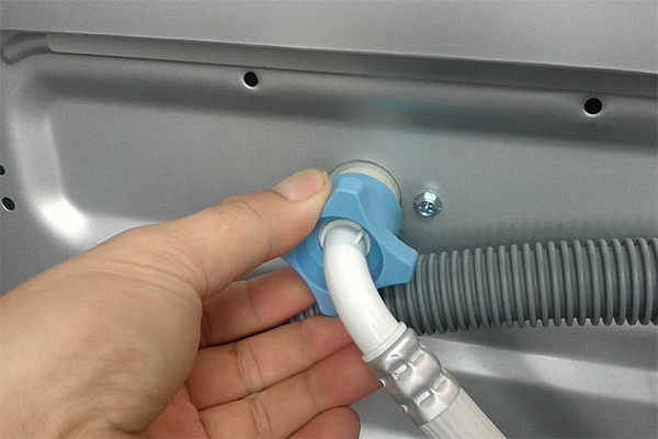 nối ống cấp nước vào máy giặt