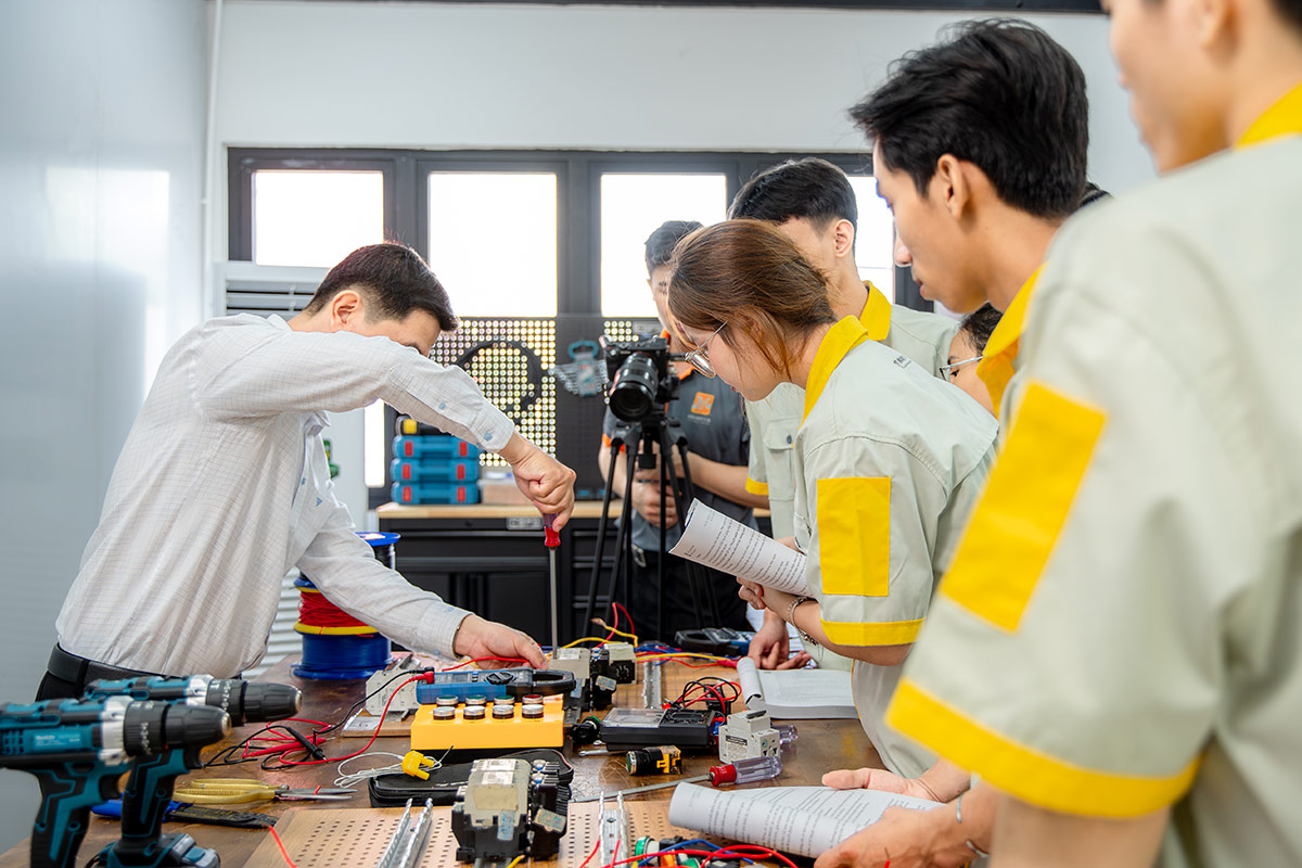 giảng viên hướng dẫn điện cơ bản