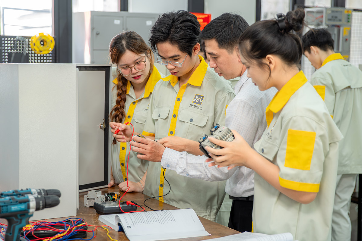 giảng viên hướng dẫn đo lường điện