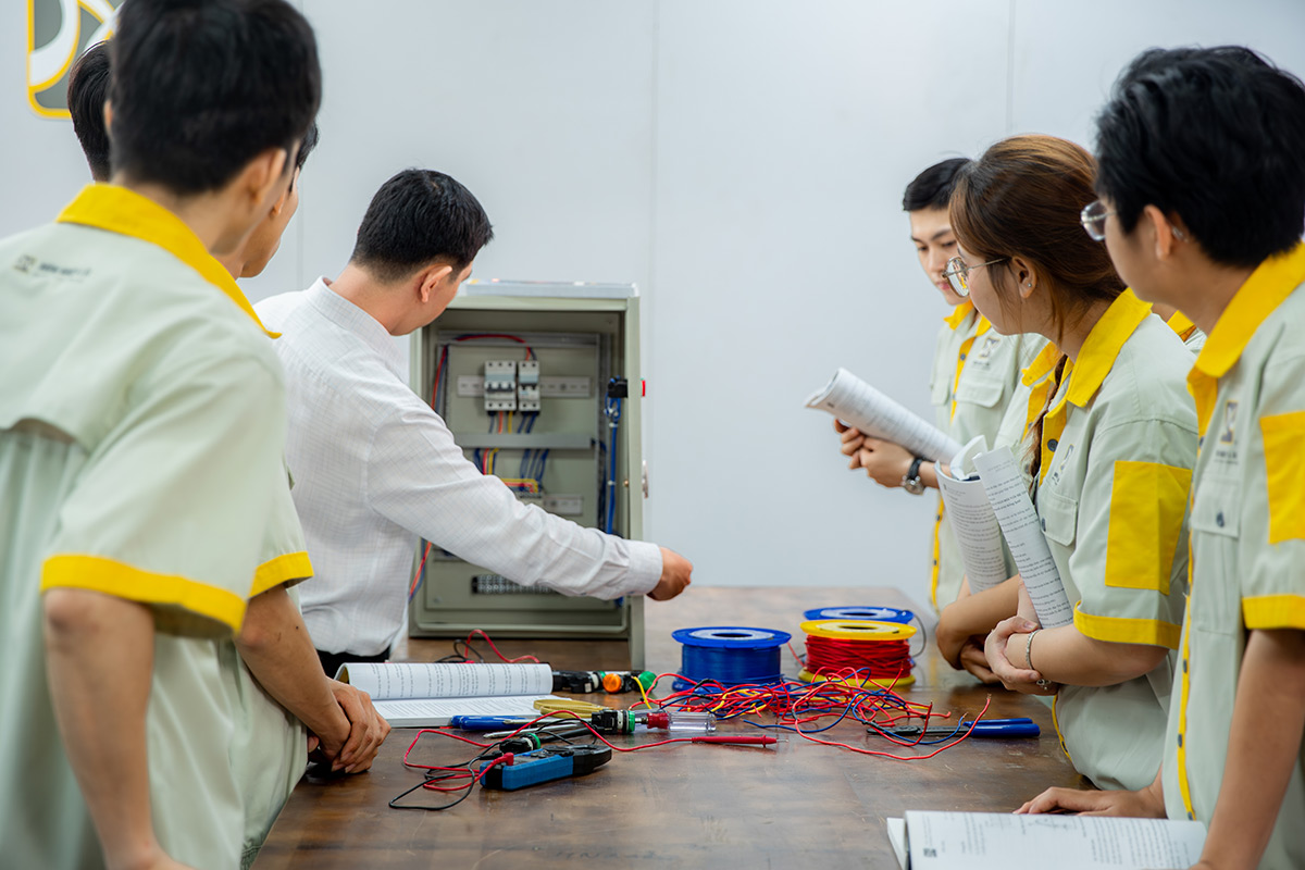 giảng viên hướng dẫn Khí cụ điện cơ bản