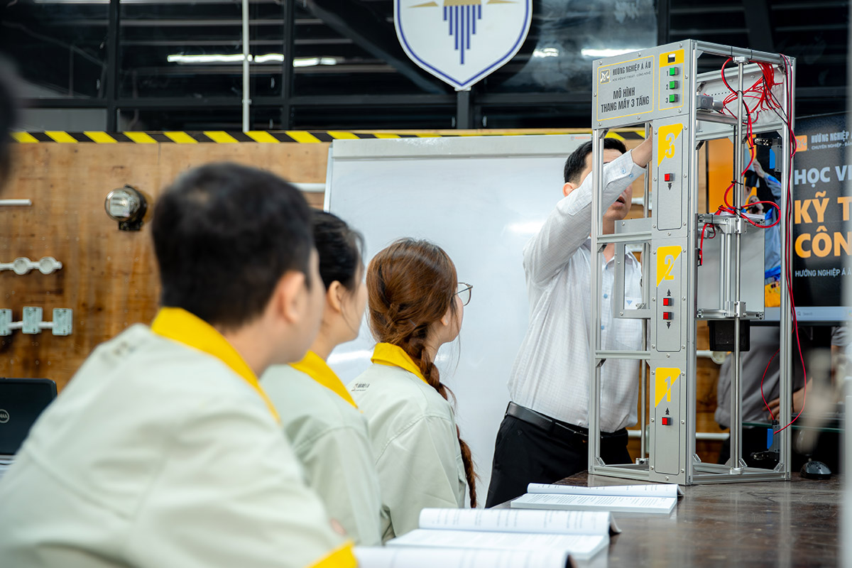 giảng viên hướng dẫn về thiết kế tủ điện