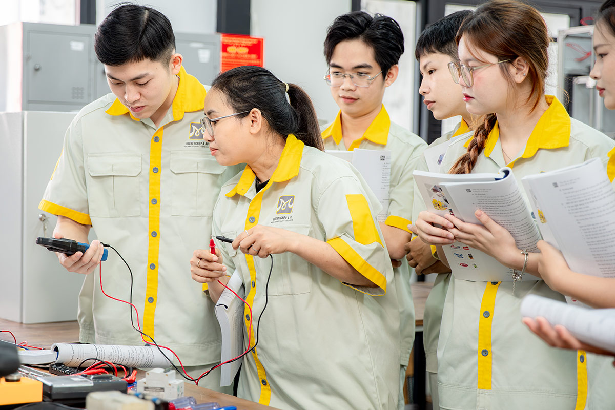 học viên Thực hành điện cơ bản